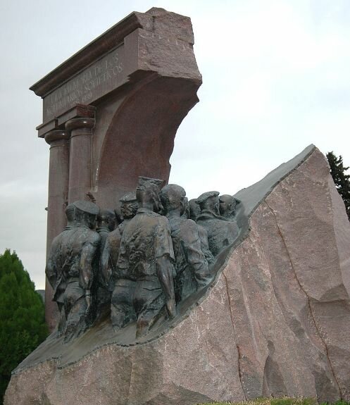 Памятник советским добровольцам, воевавшим в Испании в годы гражданской войны, Мадрид. Скульптор А. Рукавишников, архитектор И. Воскресенский. Открытие: 9 мая 1989 г.