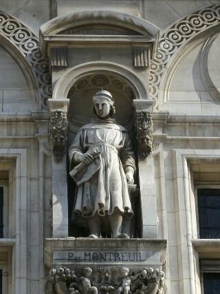 Статуя Пьера де Монтрейя на фасаде Отель-де-Виль, Париж, Франция